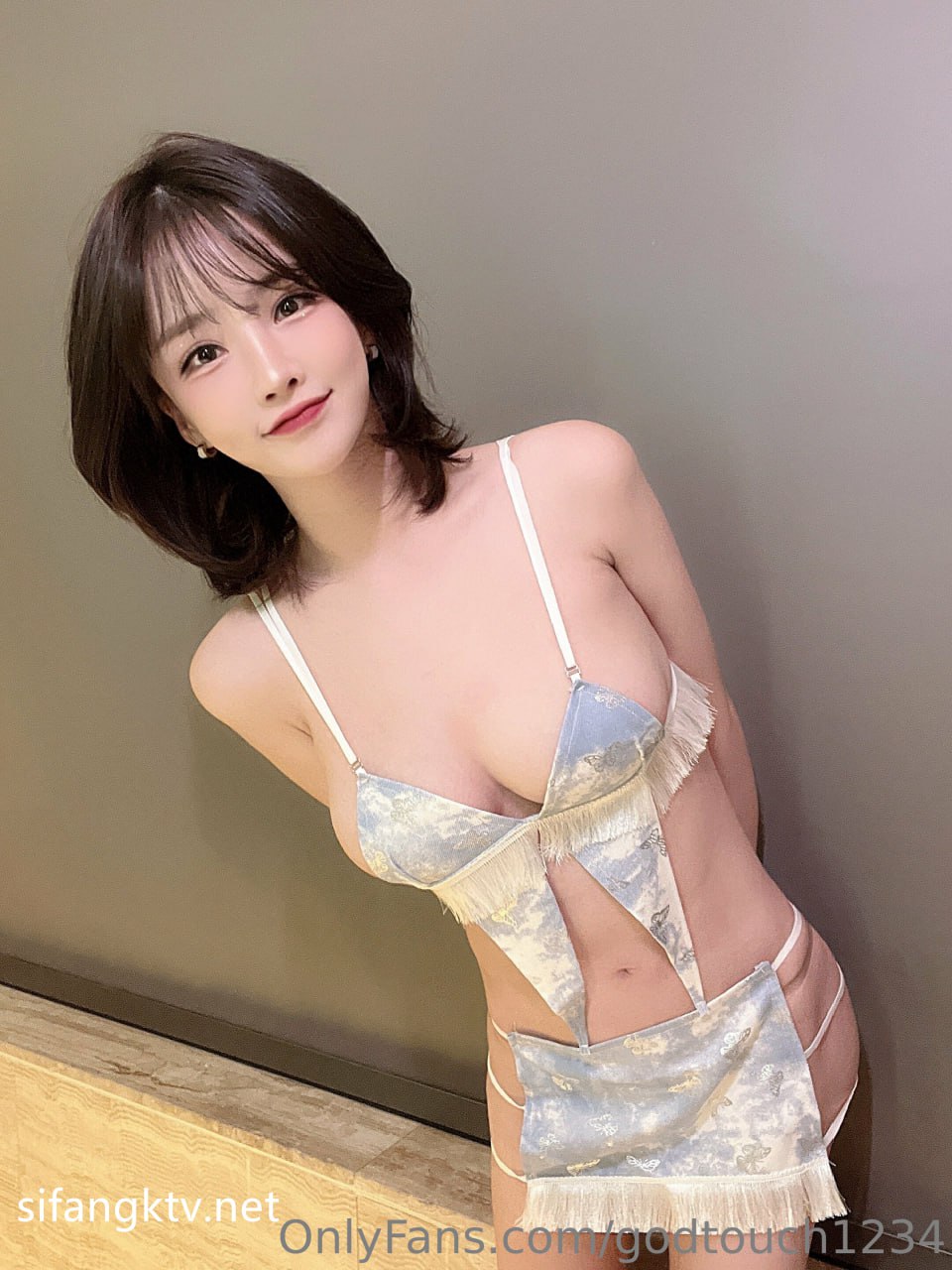 【2023_04_14】Long_hair_+_black_stockings_touching_pussy_🥰.m4v